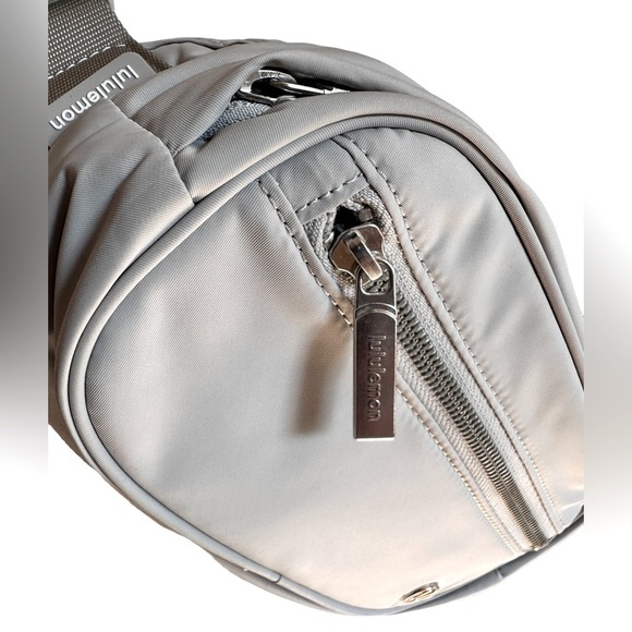 Lululemon Silver Wanderlust Belt Bag - NWOT - Picture 5 of 15